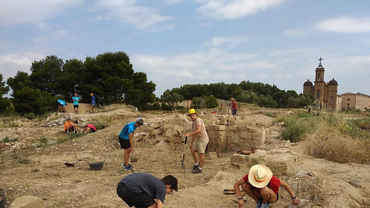 Una vintena de joves participa fins al 6 de juliol en una excavació arqueològica a Balaguer.