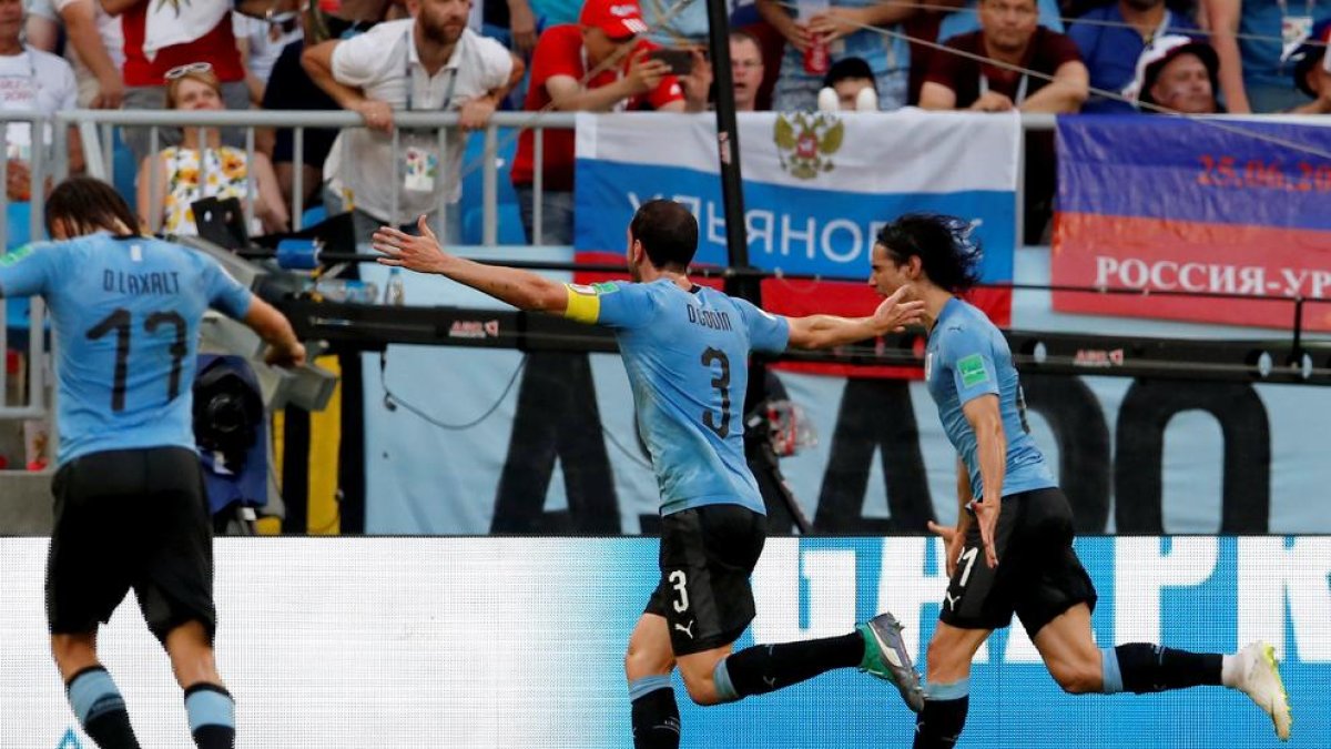 Edinson Cavani celebra amb Laxalt i Godín la consecució del definitiu 3-0 dels uruguaians.