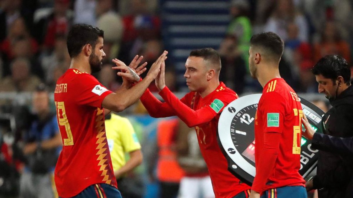 Andrés Iniesta i Isco s’abracen al marcar el madridista l’1-1 després d’un perfecte servei del blaugrana.