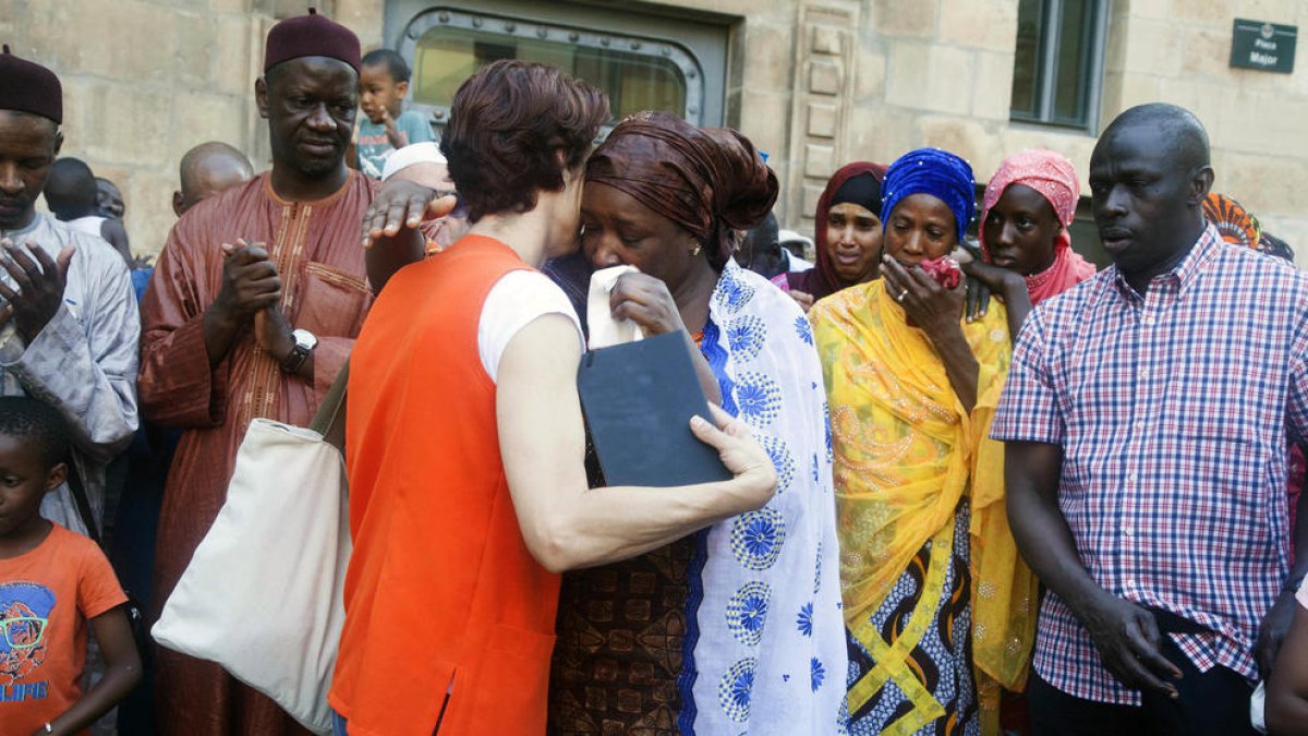 La mare del petit va rebre ahir el suport dels seus companys de l’Associació Alba.