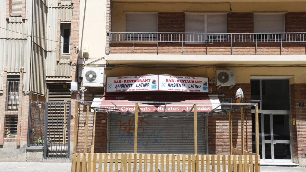 El Clot insta la Paeria a retirar una terrassa d’un bar tancat