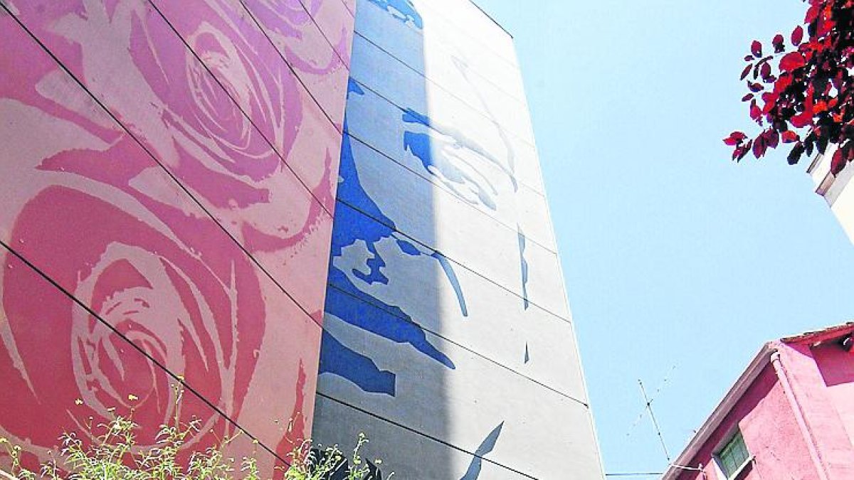 Els veïns han demanat netejar el mural.