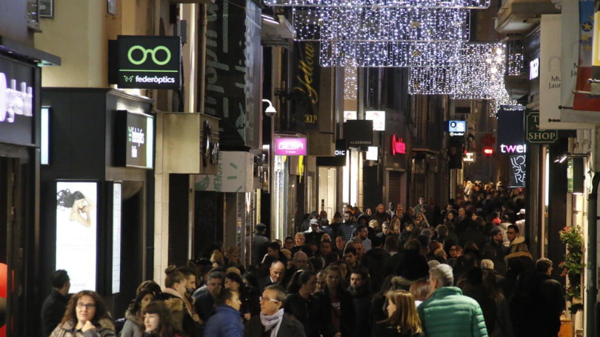 La calle Major ayer por la tarde, tomada por paseantes y comerciantes.