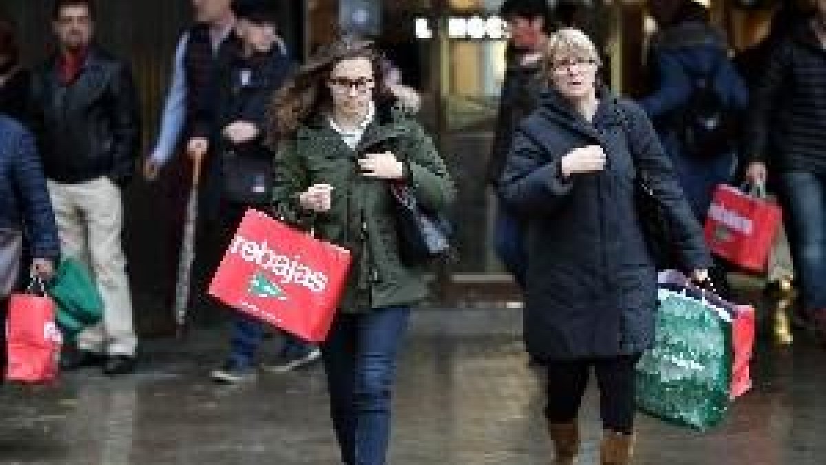 La OCU avisa de que productos en rebaja deben haber estado previamente en tienda