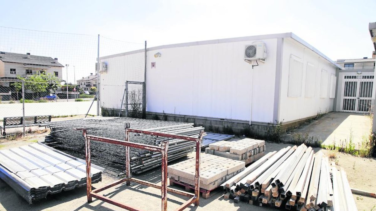 A la izquierda, la zona donde se levantará el nuevo instituto de Torrefarrera y a la derecha las obras de la escuela de Almenar.