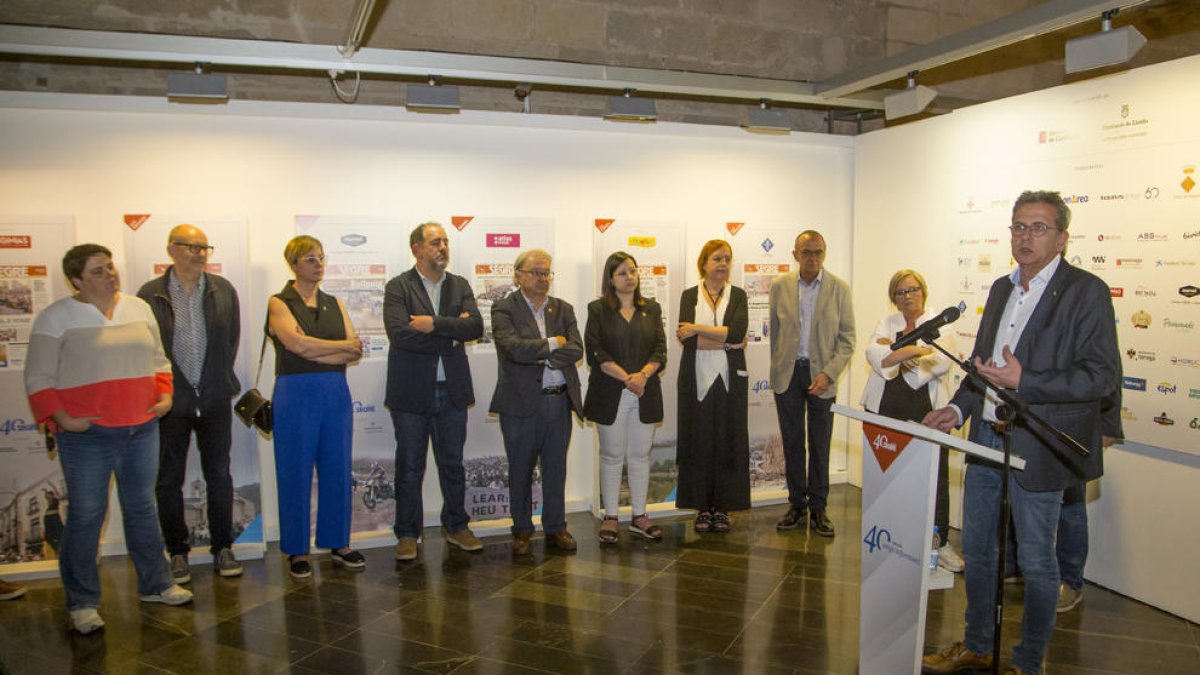 El presidente de la Diputación, Joan Talarn, encabezó ayer la inauguración en el Institut d'Estudis Ilerdencs de la exposición de portadas de los 40 años del diario SEGRE .
