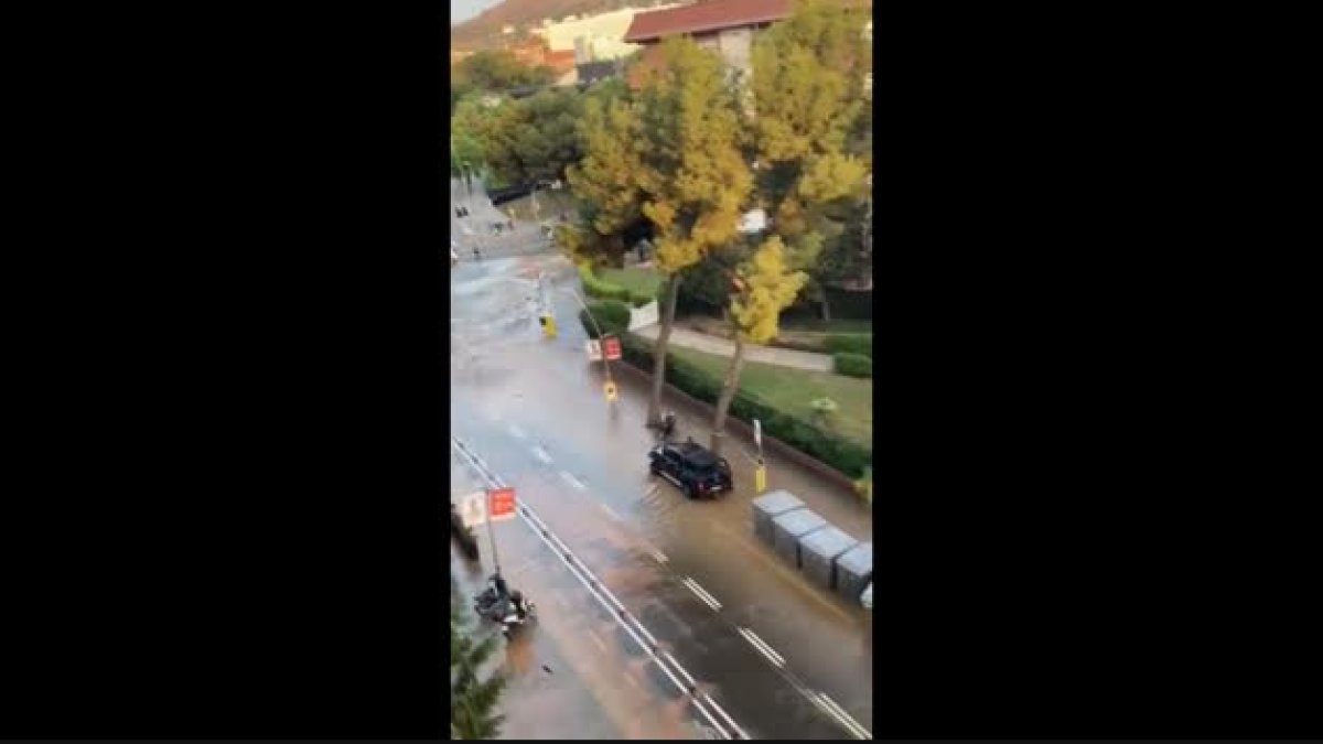 Escape de agua en la Diagonal de Barcelona