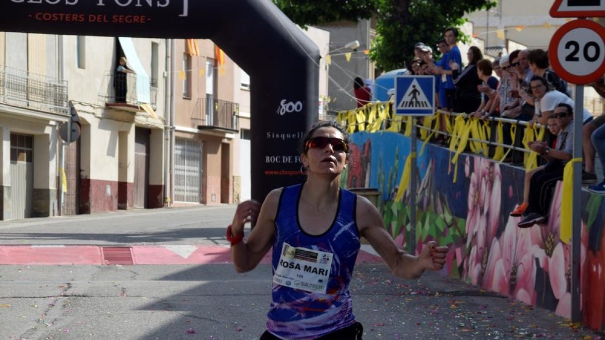 Rosamari Carulla, en el momento de cruzar la línea de meta, ayer en Corbins.