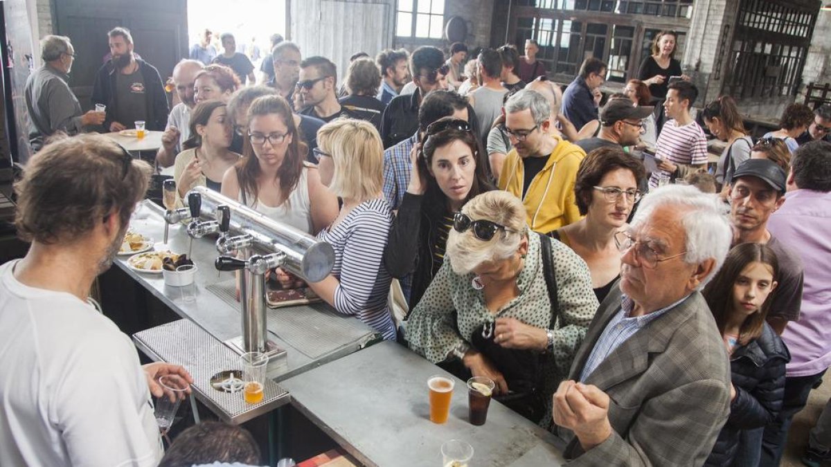 El vermut popular llenó ayer a mediodía la nave 5 de Cal Trepat.