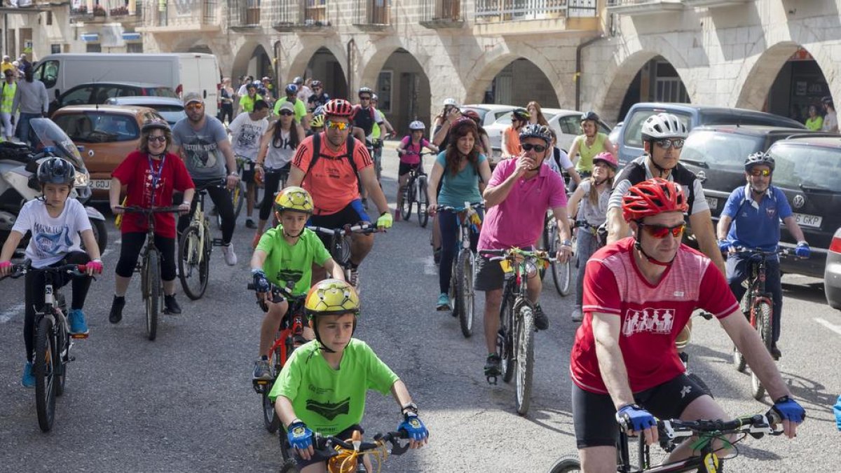 Paso por Bellpuig de los más de 400 ciclistas participantes en la pedalada.