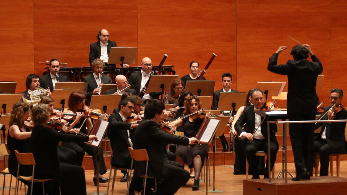 Un momento del concierto de ayer de la OJC en el Auditorio de Lleida.