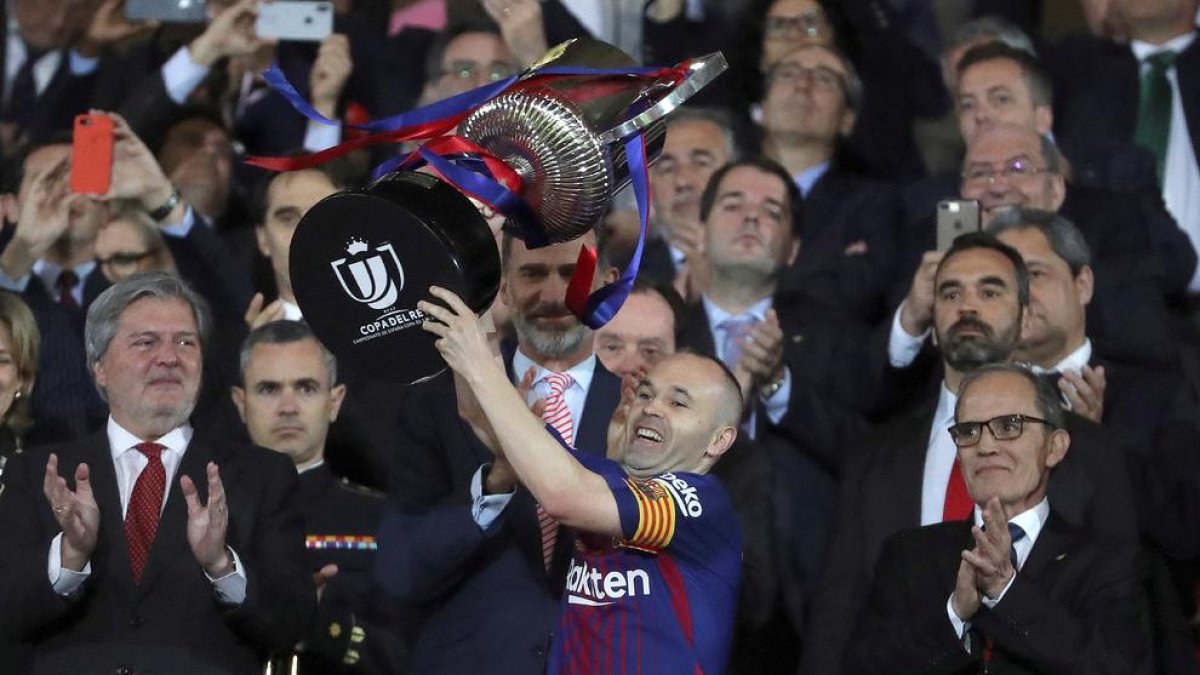 El capità del Barça, Andrés Iniesta, aixecant la copa a la final de la Copa del Rei.