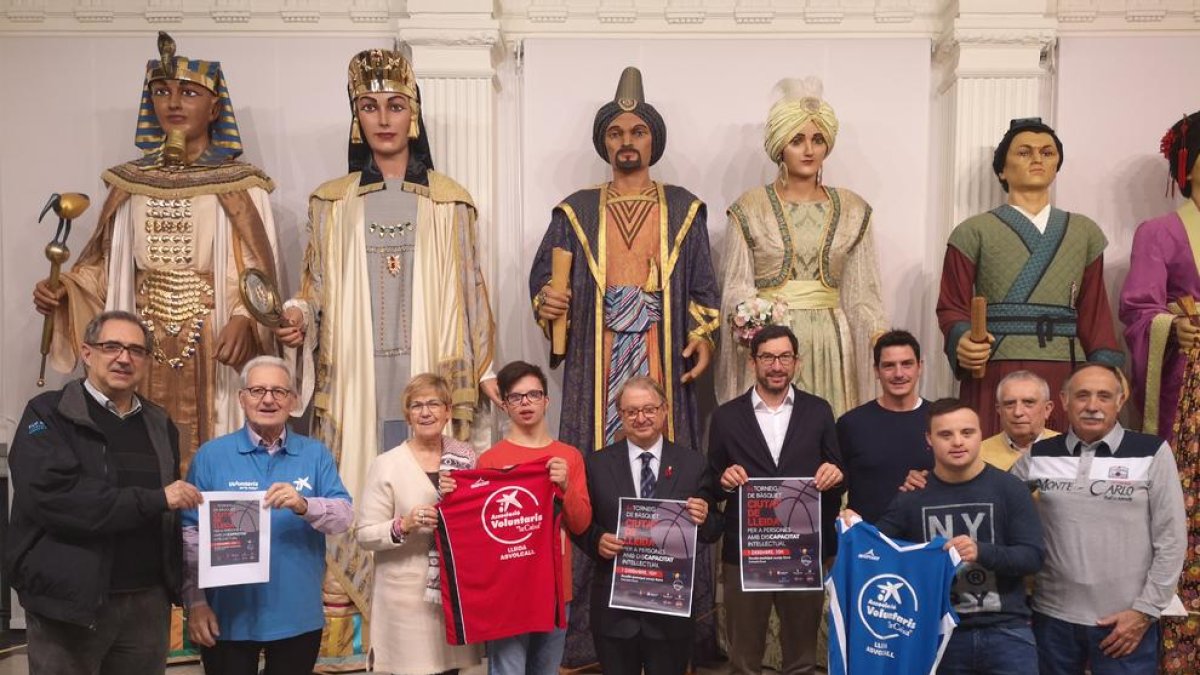 Els organitzadors i participants van posar ahir al costat dels Gegants de Lleida.