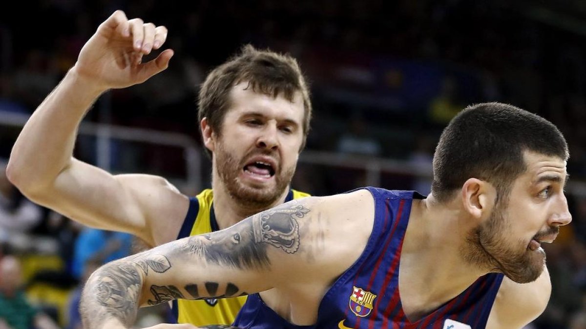 El blaugrana Moerman bota la pilota davant de Shurna.