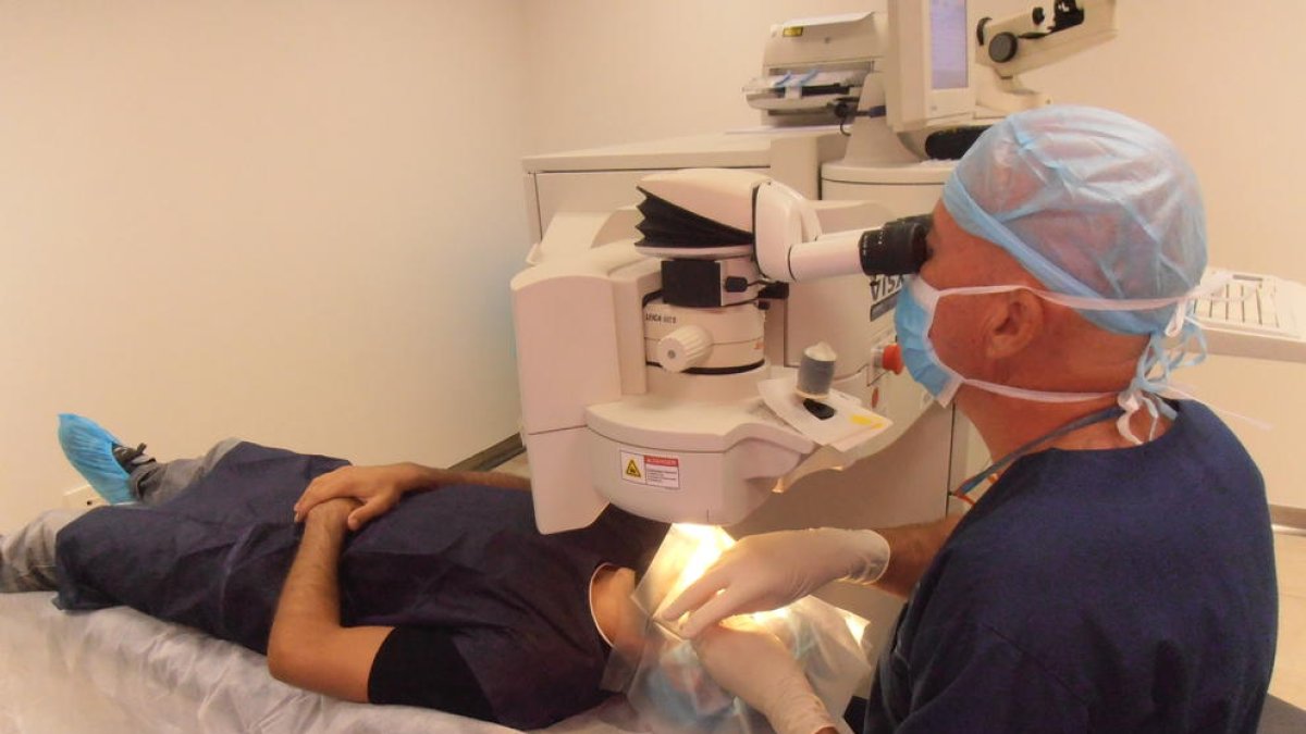 El doctor José Luis Rodríguez poleix la còrnia en una intervenció que millora la vista en deu minuts.