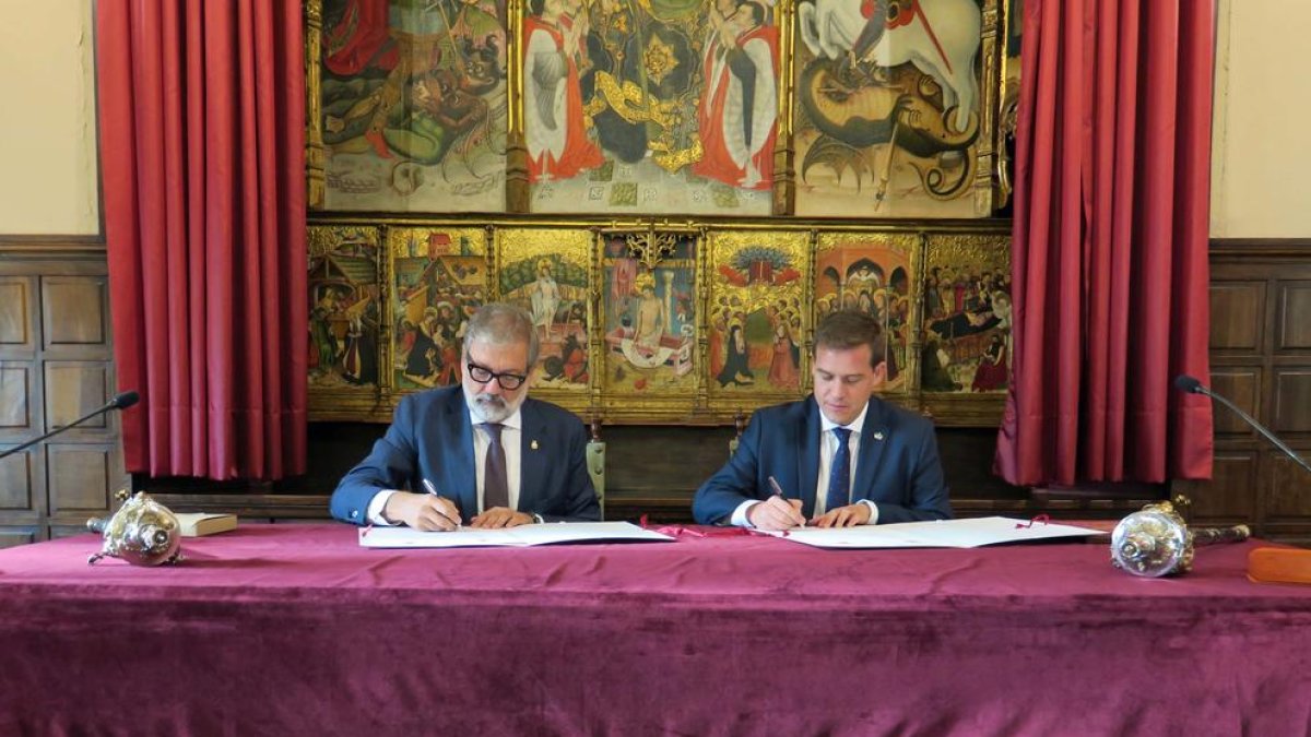 Larrosa i Cerdà van firmar ahir l’acta d’agermanament.