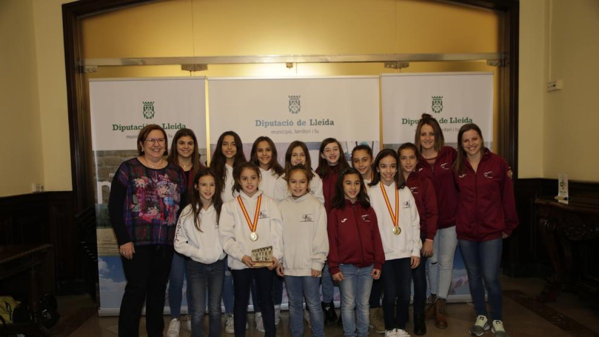 El Club Gimnàstic Lleida ofereix les medalles a la Diputació