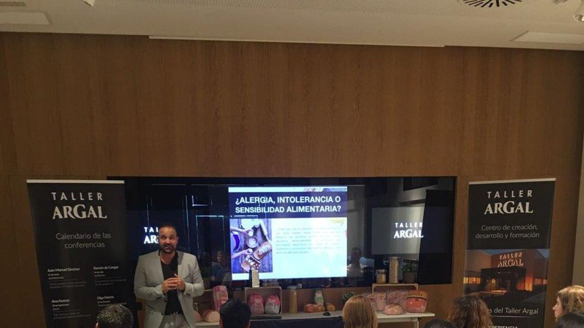 Un moment de la formació a càrrec del dietista Ramón de Cangas, ahir a Miralcamp.