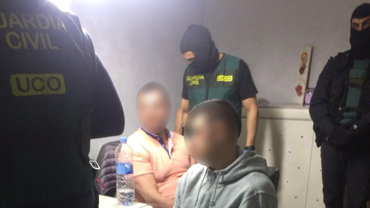 Imagen de dos de las 14 personas que han sido detenidas.