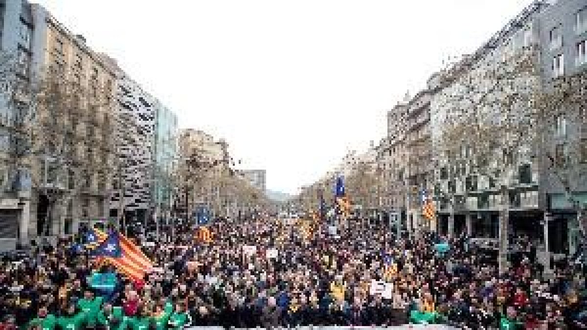 Una manifestación independentista recorre el centro de Barcelona contra la detención de Puigdemont
