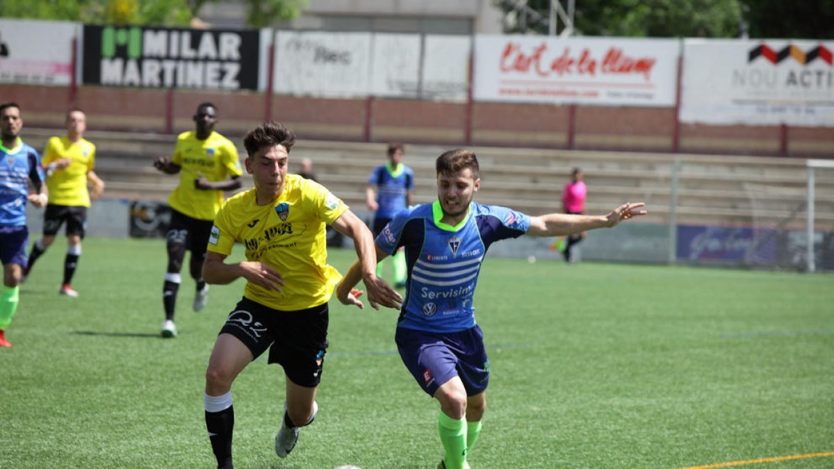 Un jugador del Lleida B pugna per l’esfèric amb un rival, ahir.