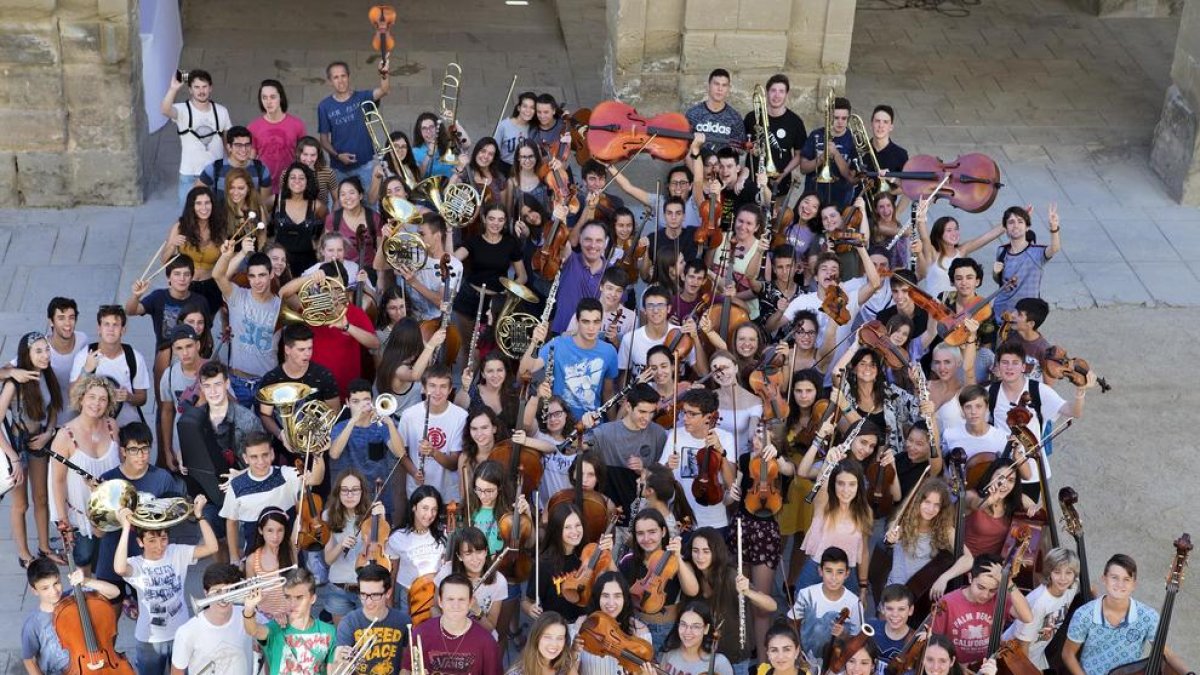 Una foto de família dels alumnes ahir, a la sortida de classe al pati de la Universitat.