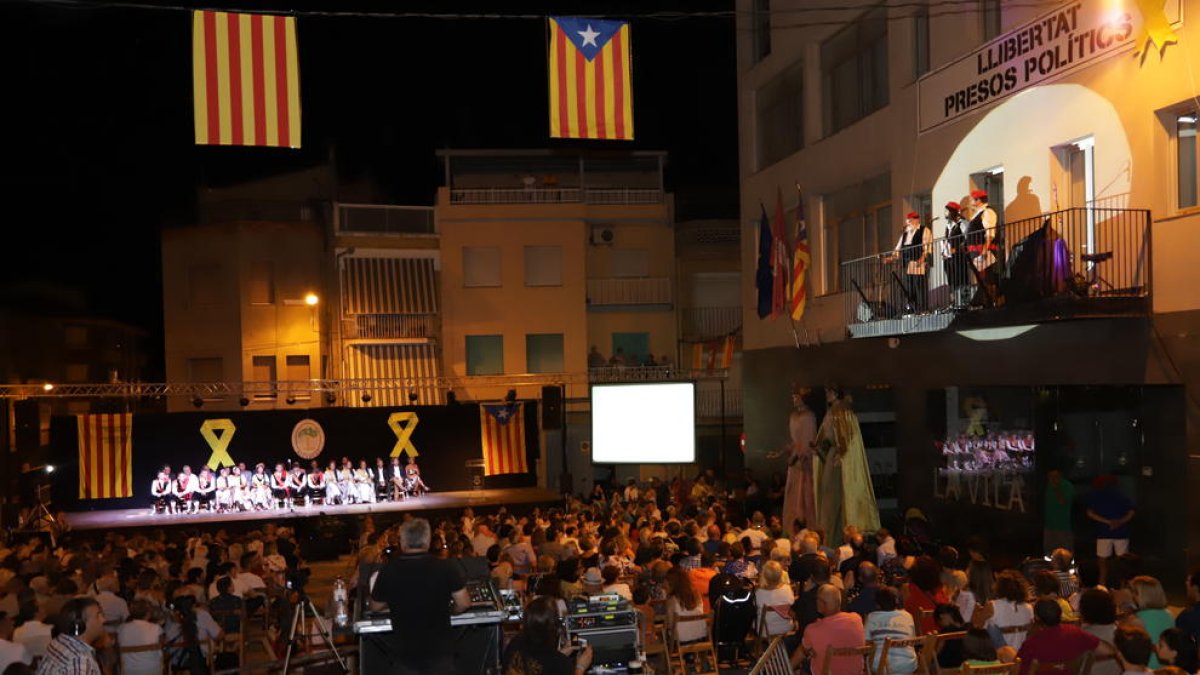 La plaza de la Església de Alcarràs acogió ayer la proclamación de ‘pubilles’ y ‘hereus’ y el pregón.