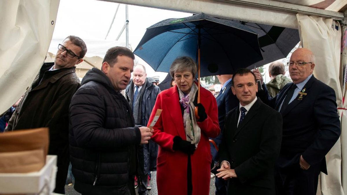 Theresa May busca suports a Gal·les i a Irlanda del Nord.