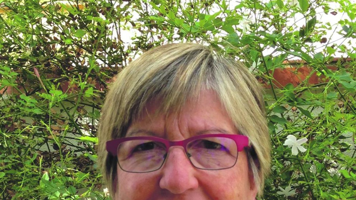 Eric Stutz, que fue de los más certeros en ataque, defiende a Bulic.