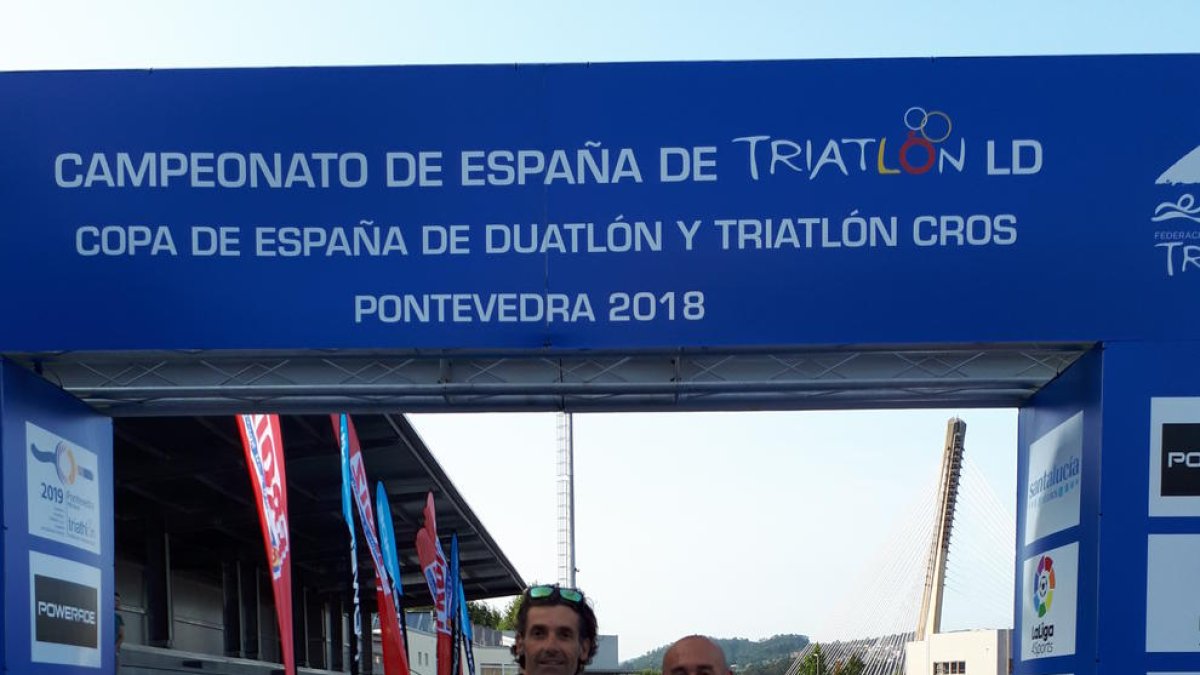 Pere Porta i Àngel Vidal posen sota la pancarta de meta.