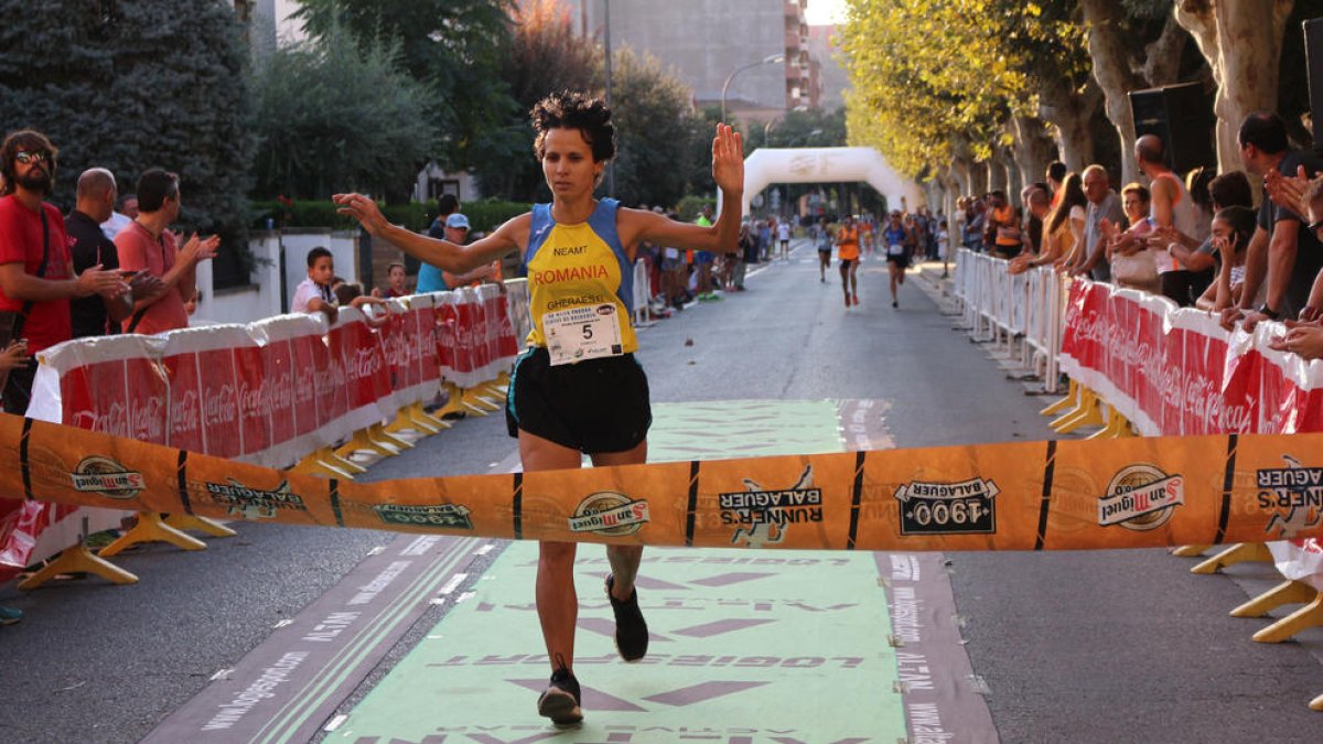 La rumana Angelica Damoc, entrando en meta como ganadora.