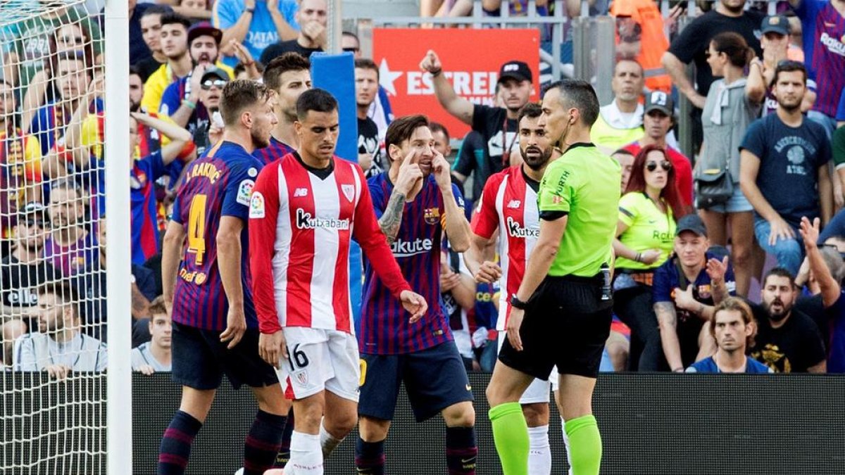 Messi, Piqué y Rakitic piden explicaciones al árbitro tras una ocasión.