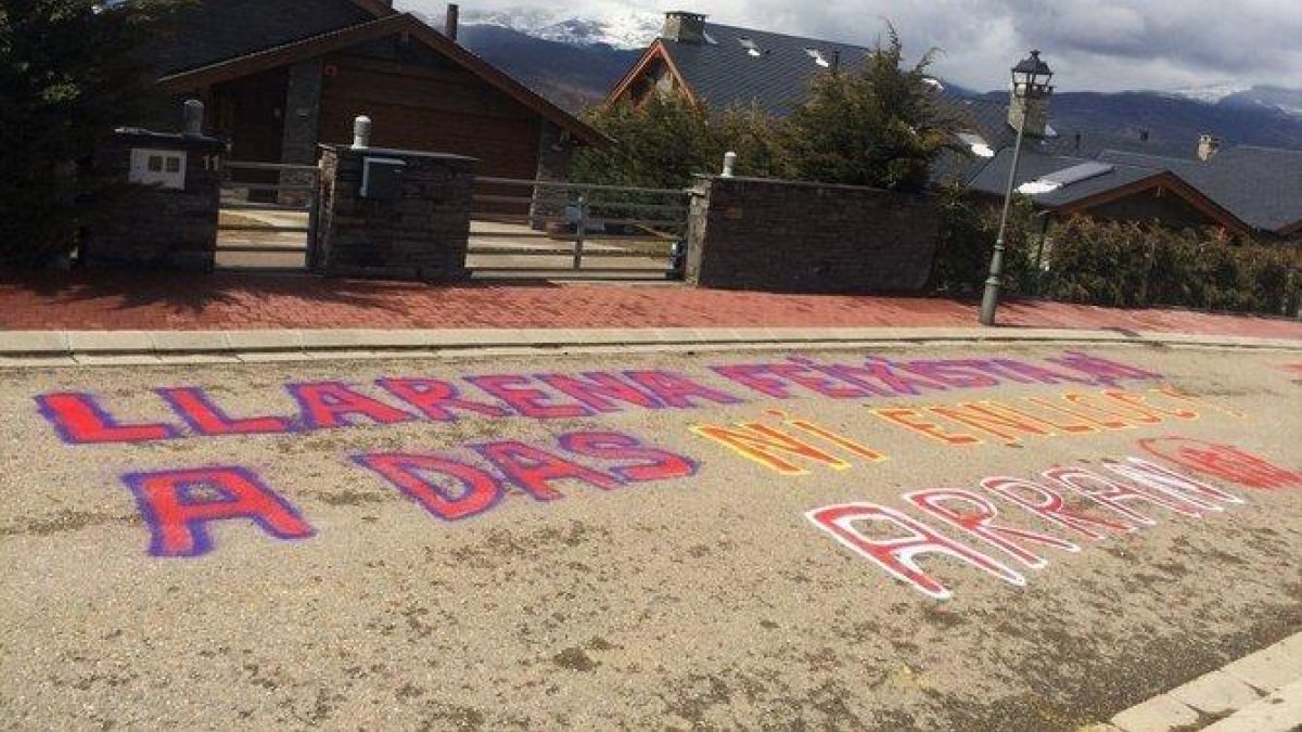 Arran hace una pintada ante la casa del juez Llarena en Das acusándolo de