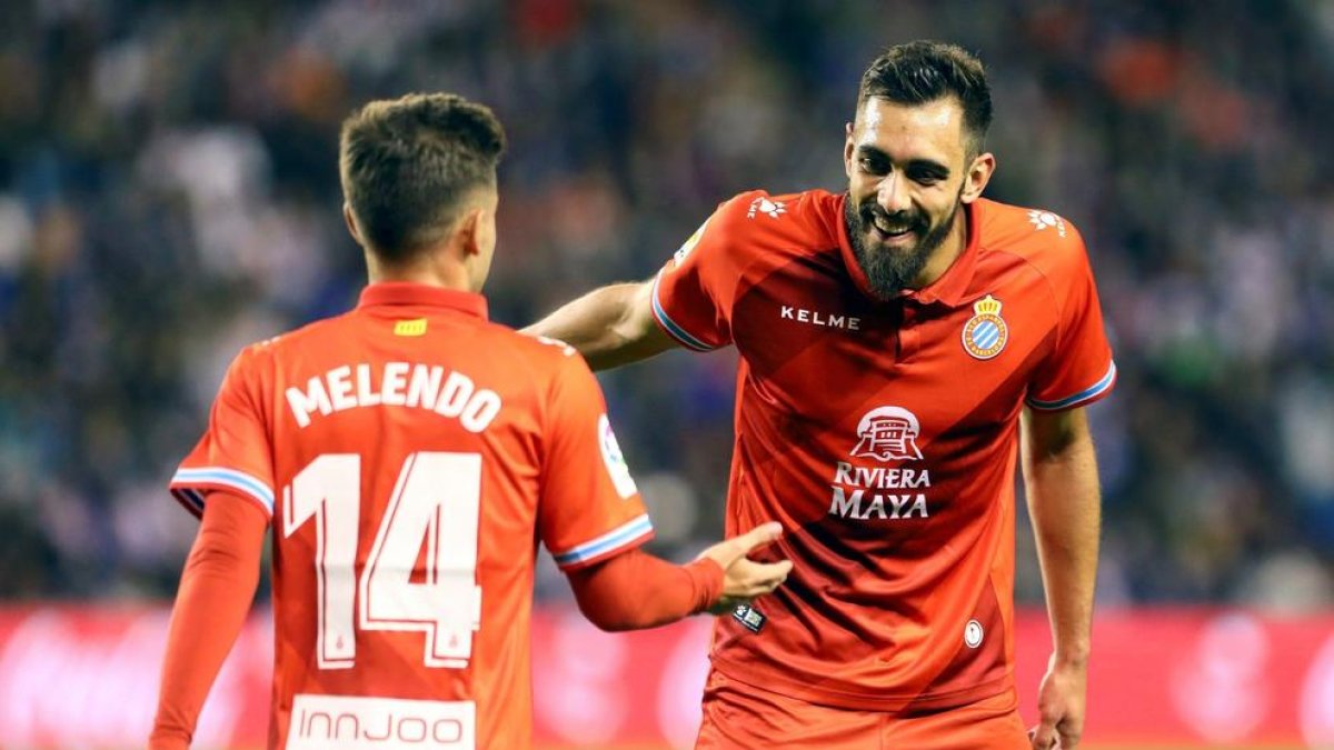 Borja Álvarez celebra su gol con su compañero Melendo.