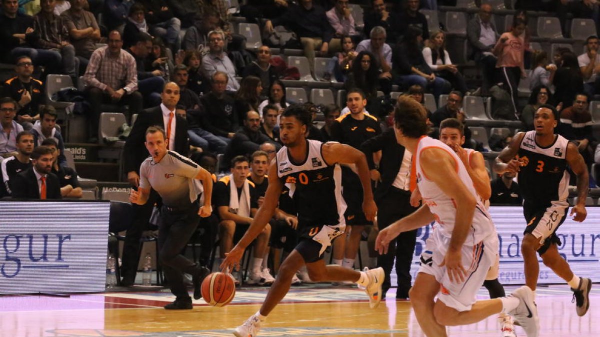 L’australià Obi Kyei condueix un contraatac després de robar la pilota a Urko Otegui, jugador del Palència.