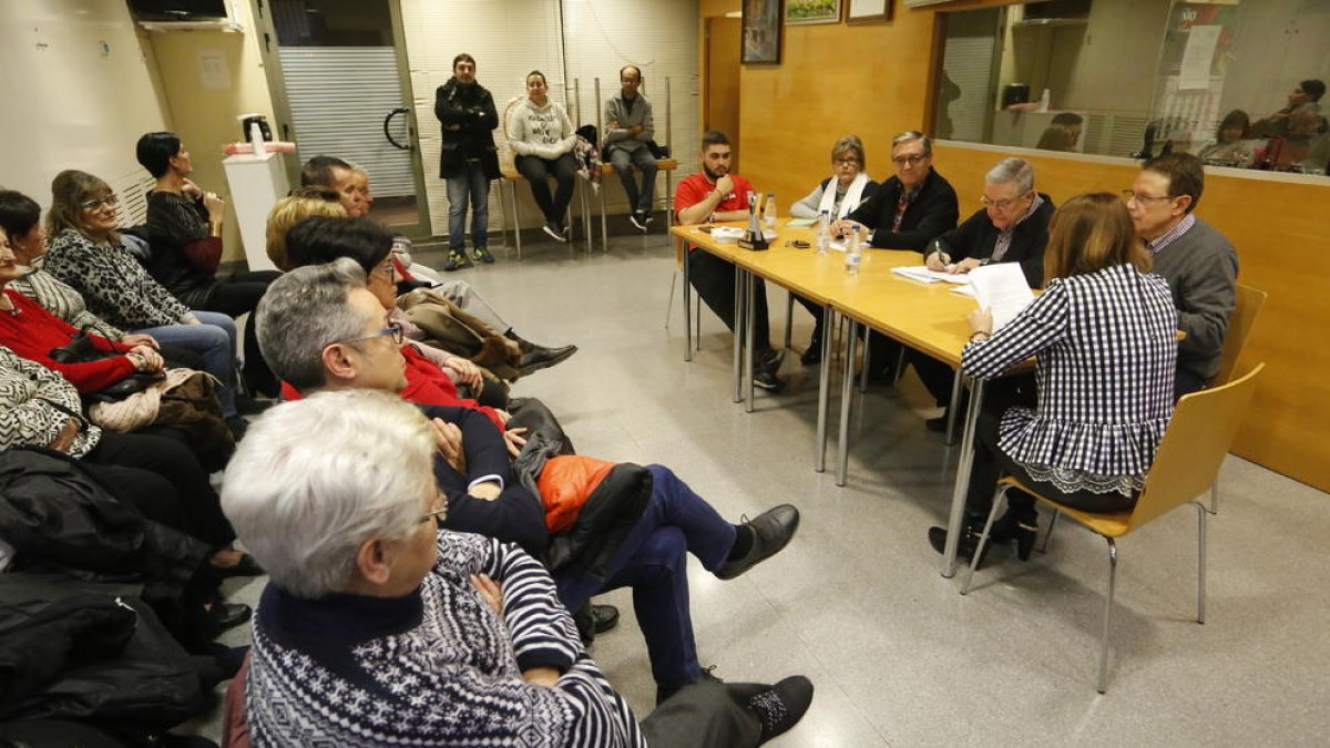 Un moment de l’assemblea de veïns de Jaume I celebrada ahir a la tarda.