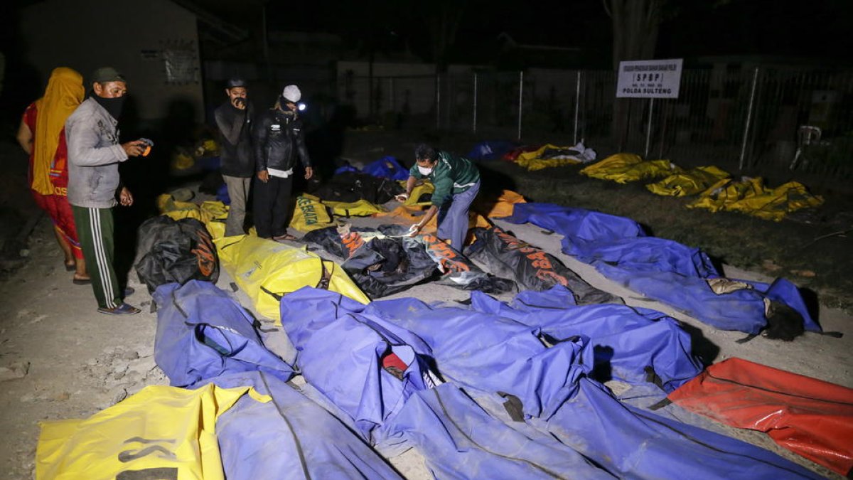 Decenas de cadáveres en la ciudad de Palu, en Indonesia, ayer.