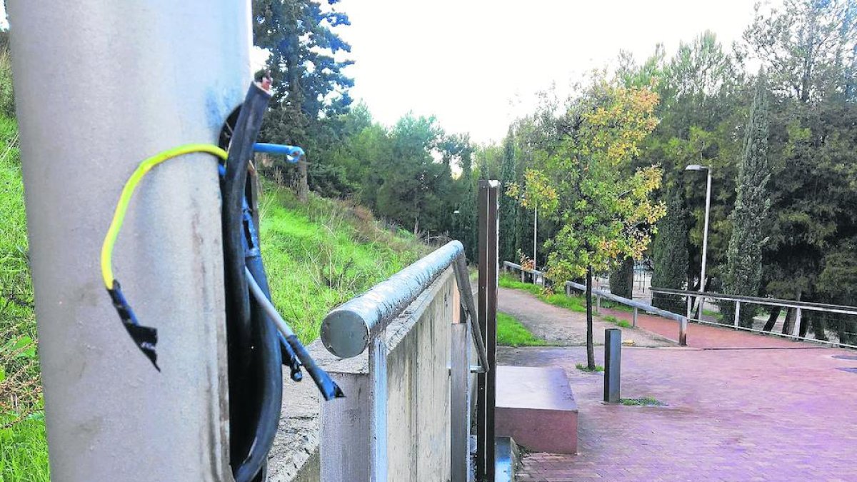 Una farola sin el cable en el parque de Santa Cecília.