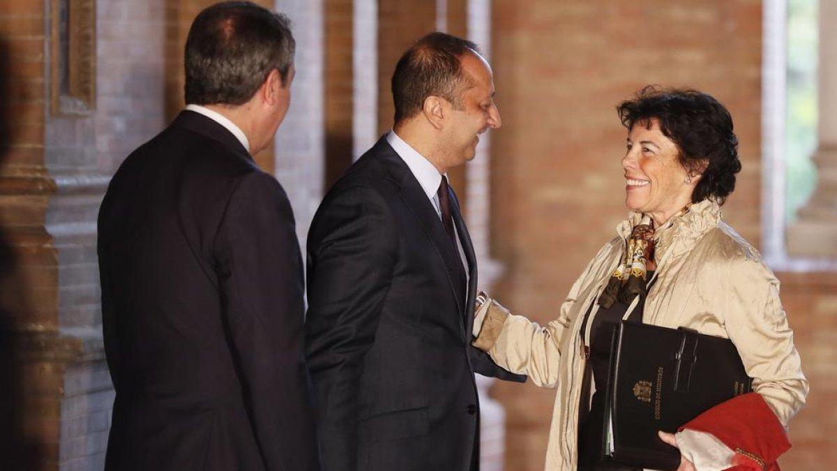 Isabel Celaá, amb Juan Espadas i Alfonso Rodríguez Gómez de Celis, ahir a Sevilla.