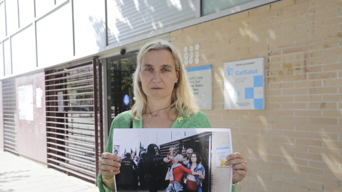 Lourdes muestra la foto que protagonizó hace un año en el CAP de Cappont.