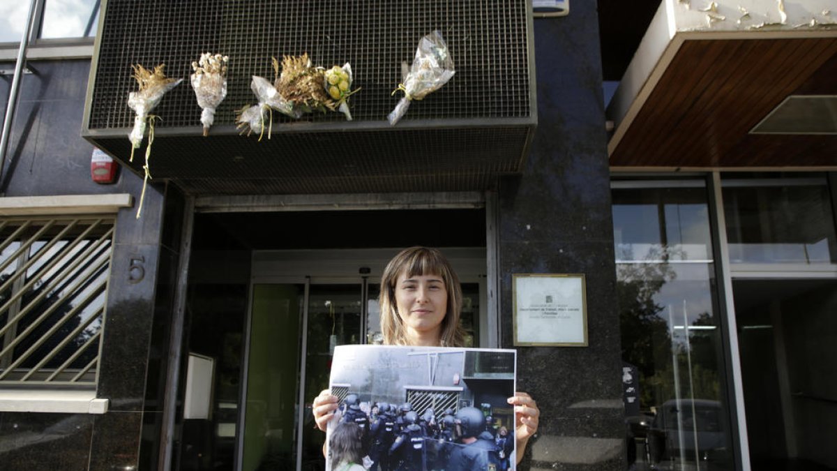 L’Ariana posa al departament de Benestar Social, on fa just un any van començar les càrregues.