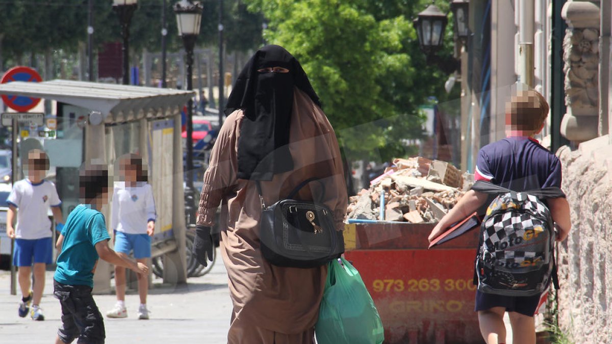 Una mujer musulmana, paseando la semana pasada por la avenida Blondel, cerca de la Paeria.