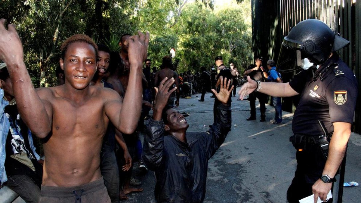 Migrantes subsaharianos celebrando su entrada en Ceuta, ayer.