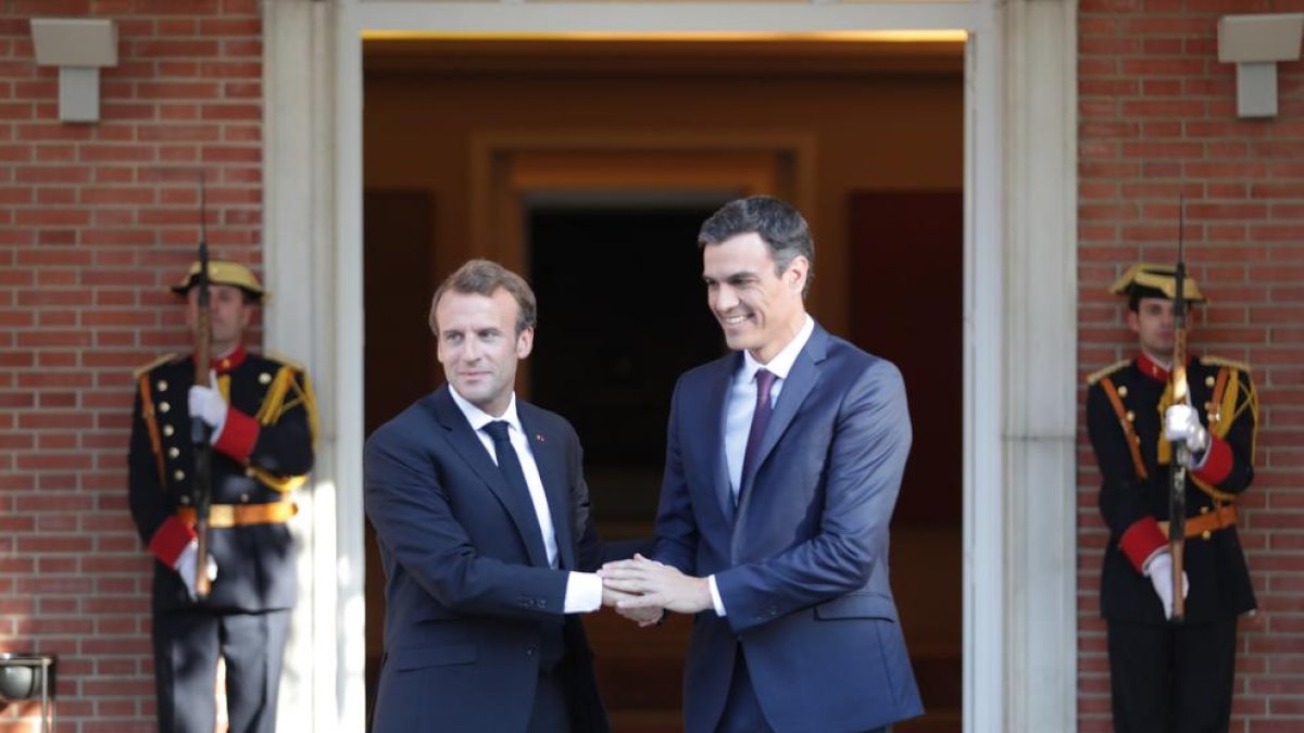 El president del Govern central, Pedro Sánchez, amb el seu homòleg francès, Emmanuel Macron, ahir