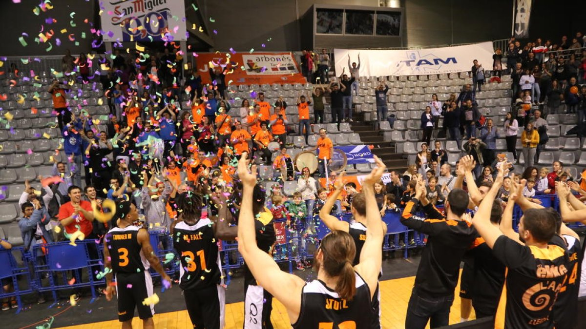 Els jugadors van celebrar la victòria amb la Penya Jove Cambra.