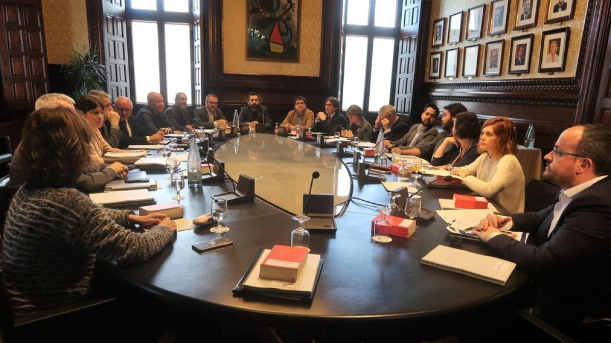 JxCat, ERC i CUP demanen al Parlament garantir els drets polítics de Puigdemont