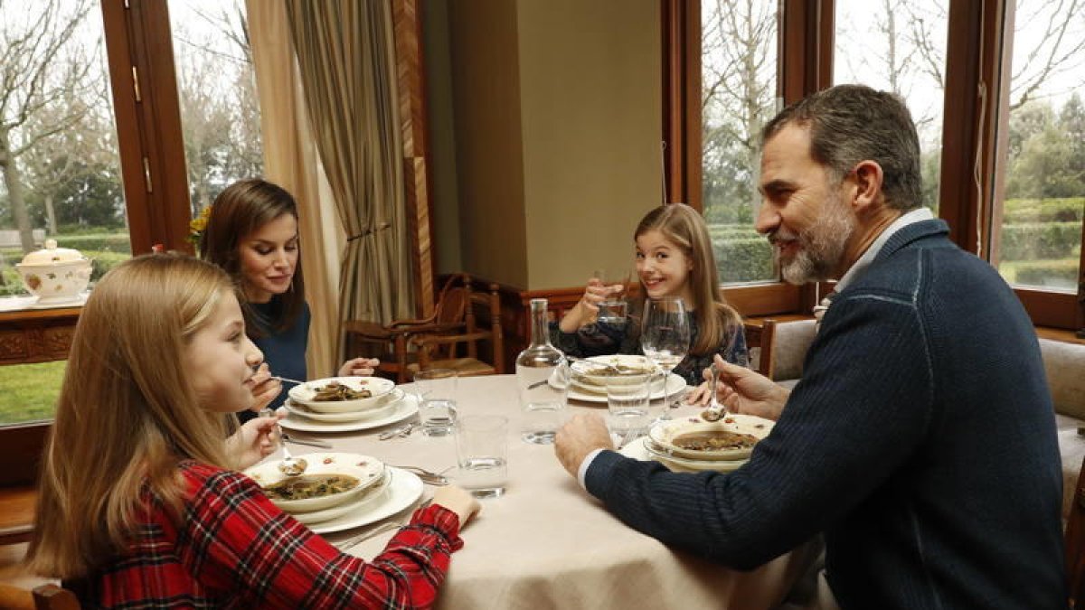 Els reis i les seues filles, menjant un potatge de verdures que els ha servit Letícia.