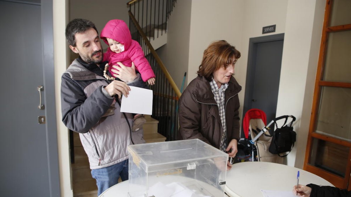 Vecinas de la población depositando su voto en la consulta popular celebrada ayer en Sunyer.
