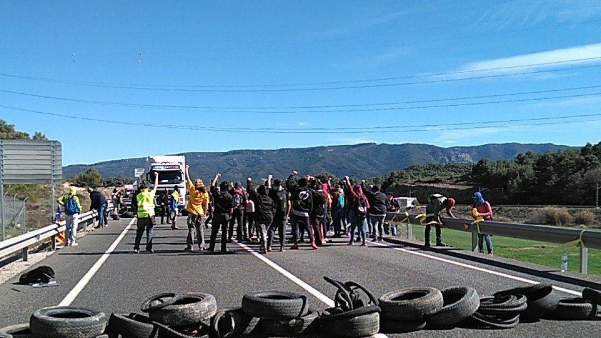 Manifestants tallen l'N-240 a Vimbodí
