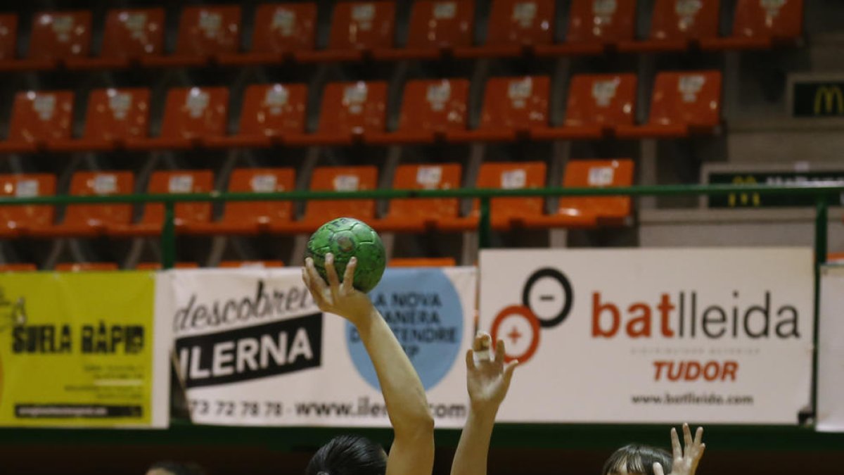 Maria Mayol i Lucía Pasaman, en un moment del partit.